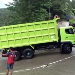 truk berat saat menanjak