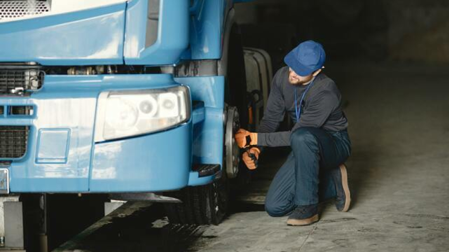 waktu Mengganti Ban Truk